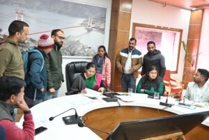जिलाधिकारी टिहरी गढ़वाल नितिका खंडेलवाल ने जनता दरबार में सुनी जनसमस्याएं, समय से निस्तारण के अधिकारियों को दिये निर्देश।