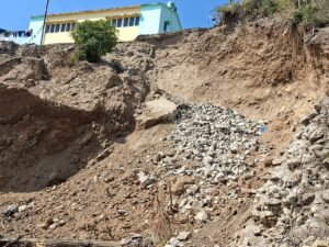 पुनर्वास विभाग की लापरवाही से सरकारी भवन में पड़ रही दरारें।