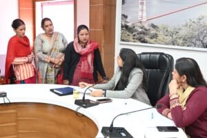 जिलाधिकारी नितिका खंडेलवाल ने जनता दरबार में सुनी जनसमस्याएं, समयबद्ध निस्तारण के दिए निर्देश।