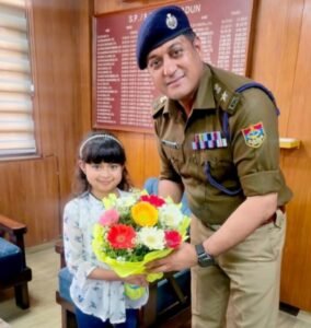 नन्हें दिल का बड़ा सम्मान, एसएसपी को फूल देकर जताया भरोसा।