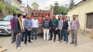 पूर्ति विभाग की छापेमार टीम ने ब्यवसायिक प्रतिष्ठानों से 10 सिलेंडर किये जब्त व पिकअप वाहन से पकड़े 50 घरेलू गैस सिलेंडर।