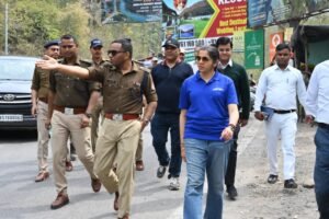 चार धाम यात्रा की तैयारी को लेकर लेकर जिला अधिकारी नेअधिकारियों के साथ किया निरीक्षण।