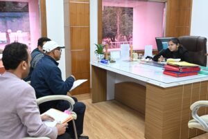 जिलाधिकारी टिहरी नितिका खण्डेलवाल ने अपने कार्यालय में सौंग बांध के संबंध में परियोजना से जुड़े अधिकारियों के साथ की बैठक।