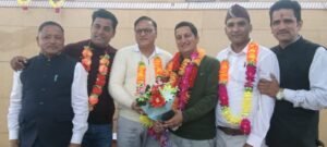 टिहरी जिले के विकास को लेकर चर्चा की गई।