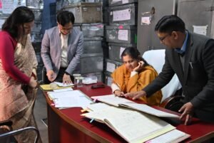 जिलाधिकारी ने मंगलवार को किया कार्यालयों का औचक निरीक्षण।