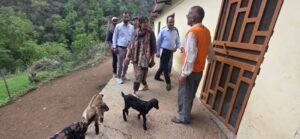 मुख्य विकास अधिकारी ने किया बकरी फार्म, बागी – बमुण्ड , टिहरी गढ़वाल का निरीक्षण।