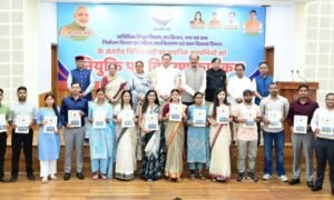 मुख्यमंत्री धामी ने 276 युवाओं को बांटे नियुक्ति पत्र, कहा- जनसेवा का नया दायित्व शुरू…