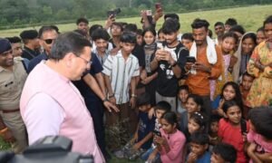 मुख्यमंत्री को अपने बीच पाकर उत्साहित हुए बच्चे, जमकर खिंचवाईं तस्वीरें