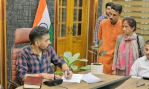 समाधान दिवस में डीएम का एक्शन मोड, लापरवाह अधिकारियों पर सख्ती…