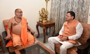 कनखल में शंकराचार्य स्वामी राजराजेश्वराश्रम महाराज से मिले मुख्यमंत्री धामी