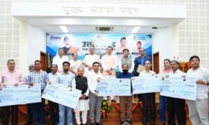 स्वच्छ ईंधन आधारित 11 वाहनों को मुख्यमंत्री ने दिखाई हरी झंडी, 6 लाभार्थियों को मिली सब्सिडी