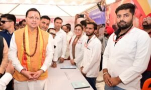हरिद्वार में शिवभक्त कांवड़ियों पर पुष्पवर्षा, मुख्यमंत्री धामी ने किया चरण प्रक्षालन…