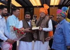 नमो क्रिकेट लीग में धामी ने खिलाड़ियों संग खेला क्रिकेट, दिलाई नशामुक्ति की शपथ…